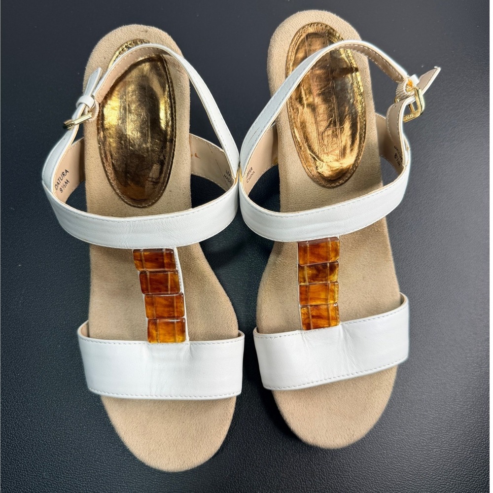 Ellen Tracy Leather Wedge Sandals 8.5 White T-Strap Heels Summer Resin Detail